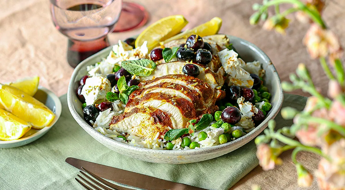 Боул с курицей и голубикой