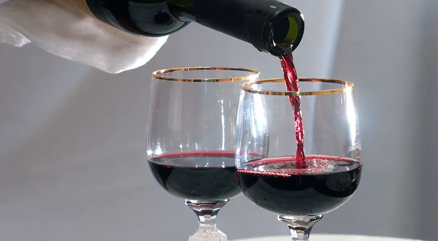 Кагор рекомендуется наливать в бокалы среднего размера и дать постоять 10–15 минут, чтобы раскрылись ноты чернослива, темной вишни и легкой дубовой пряности