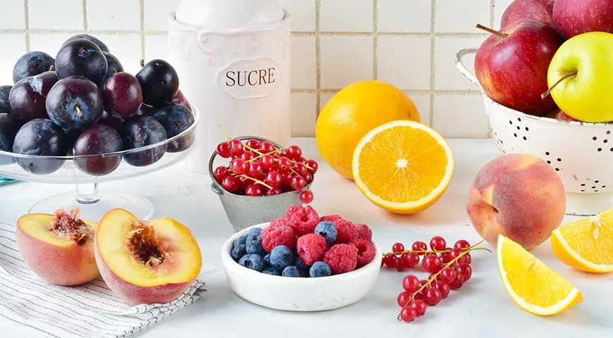 Фрукты и особенно ягоды нужно тщательно перебирать: подпорченные могут испортить вкус настойки. При этом мыть рекомендуется только фрукты, а вот у ягод после мытья не останется никакого аромата