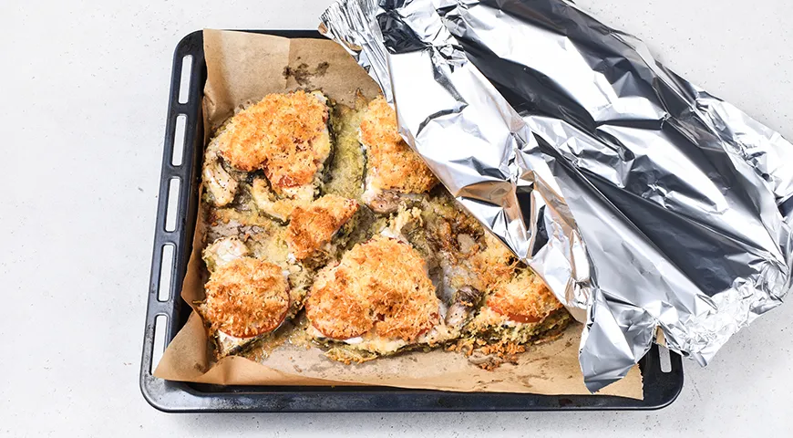 Стейк зубатки, запеченный с сыром и помидорами в духовке