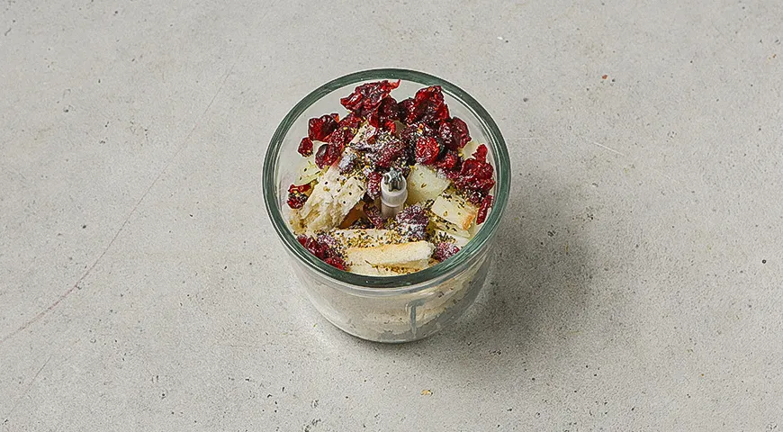 Рулет из индейки с колбасками