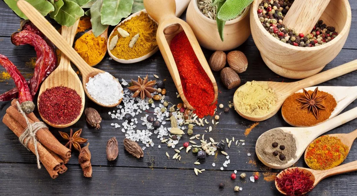 Снижают холестерин и спасают от тромбов: не забывайте про эти специи летом