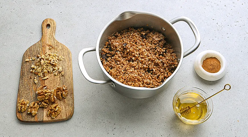 Гречневая каша  с черносливом и орехами