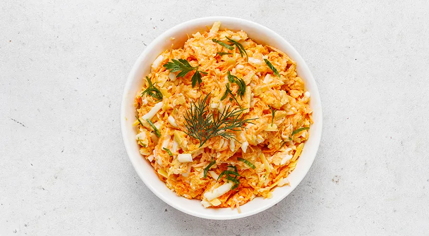 Салат из свежей моркови, сыра и яиц