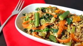 Киноа с овощами и орехами