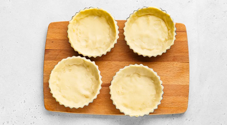 Песочные корзиночки с повидлом и белковым кремом