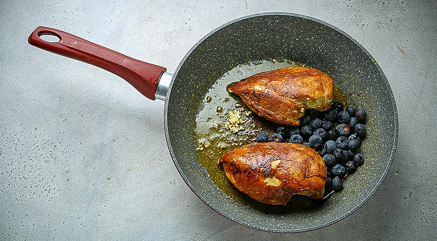 Боул с курицей и голубикой