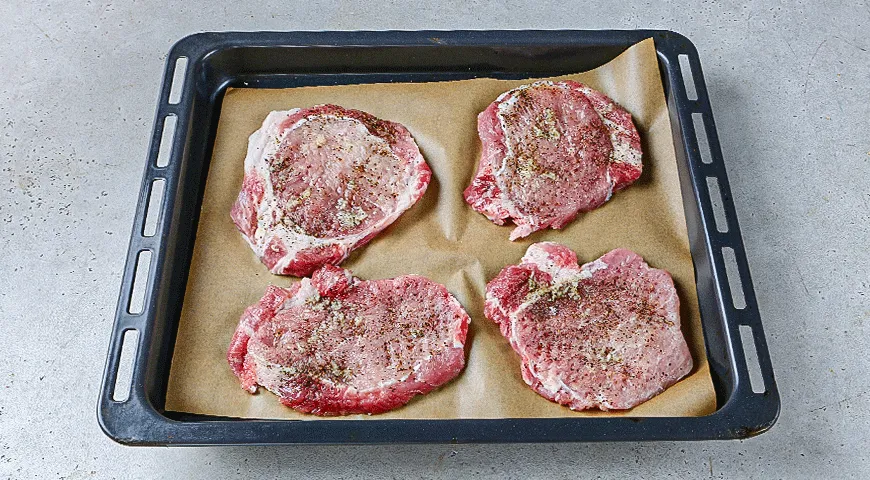 Мясо по-французски с шампиньонами