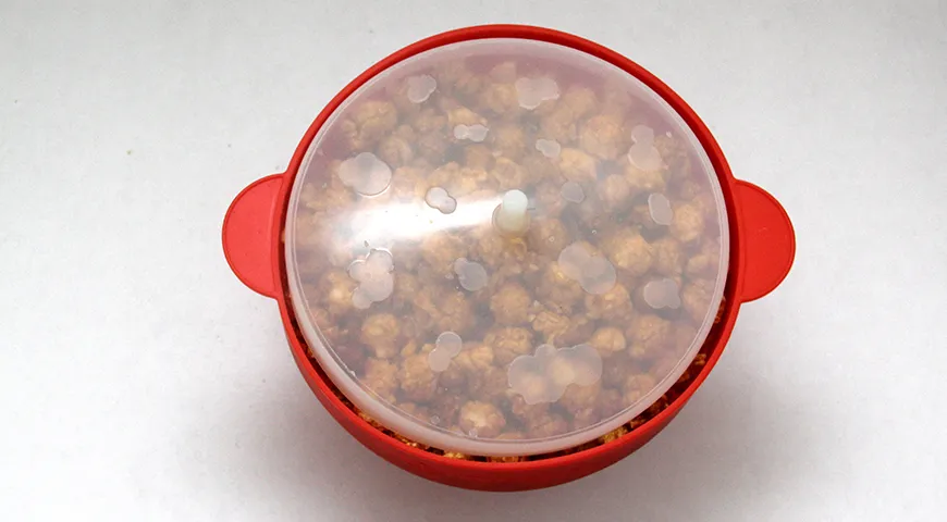 Пластиковая миска в крышкой, предназначенная для приготовления попкорна в микроволновке