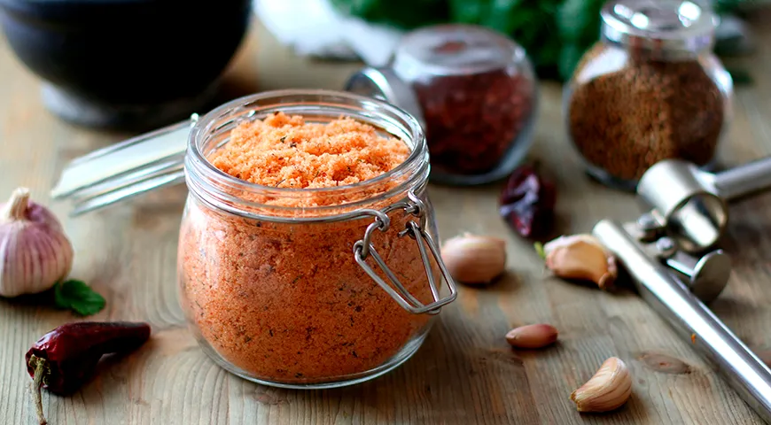 Адыгейскую соль рекомендуется хранить в стеклянной герметичной таре 