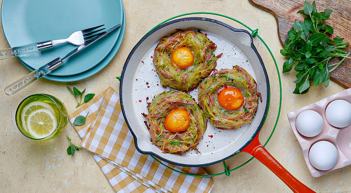 Рецепт картофельных гнезд с яйцом и колбасой вареной Докторской