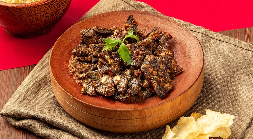 Жарка говяжьего легкого на сильном огне дает румяную корочку и плотную текстуру с мягкой сердцевиной