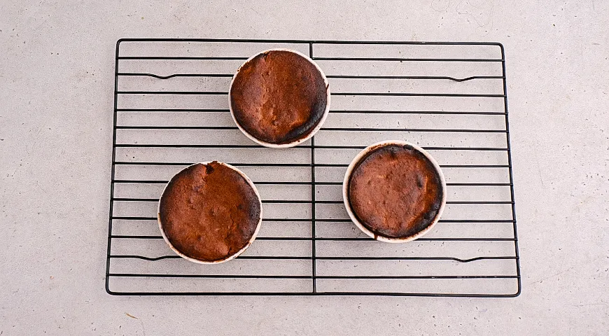 Шоколадный фондан с вишней