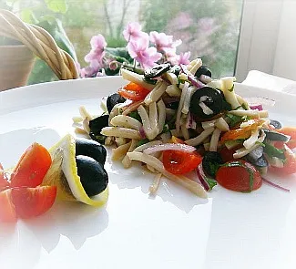 Простой салат с кальмарами