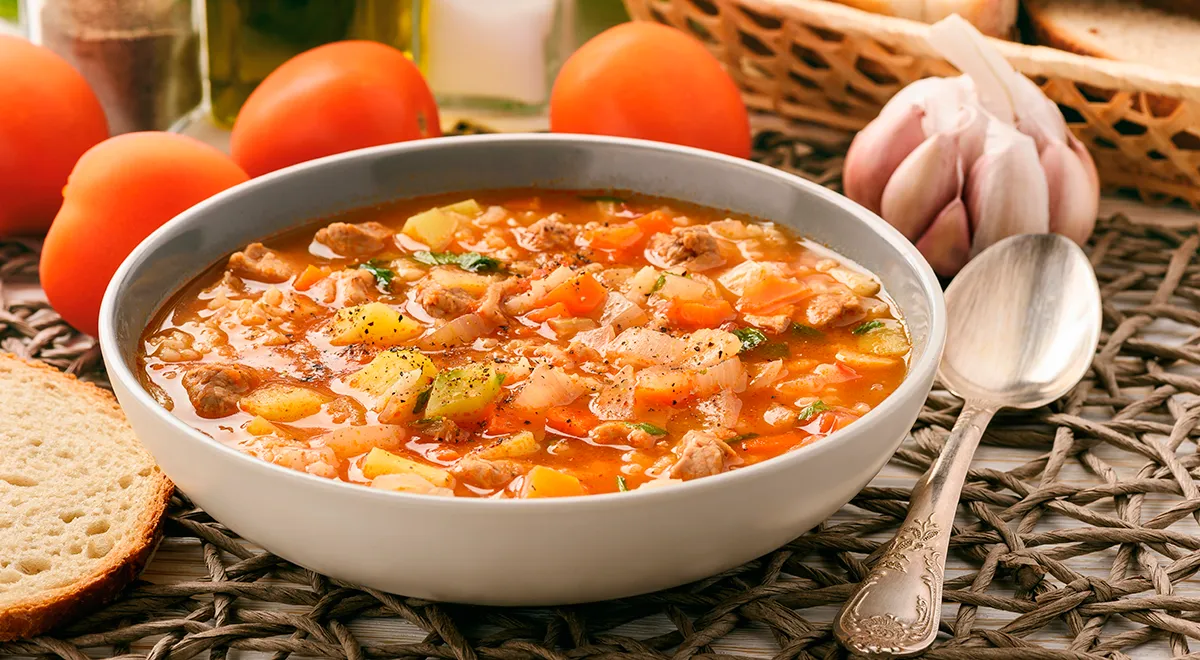 Кому похудеть, кому набрать массу: эксперт назвала 3 лучшие крупы для первых блюд