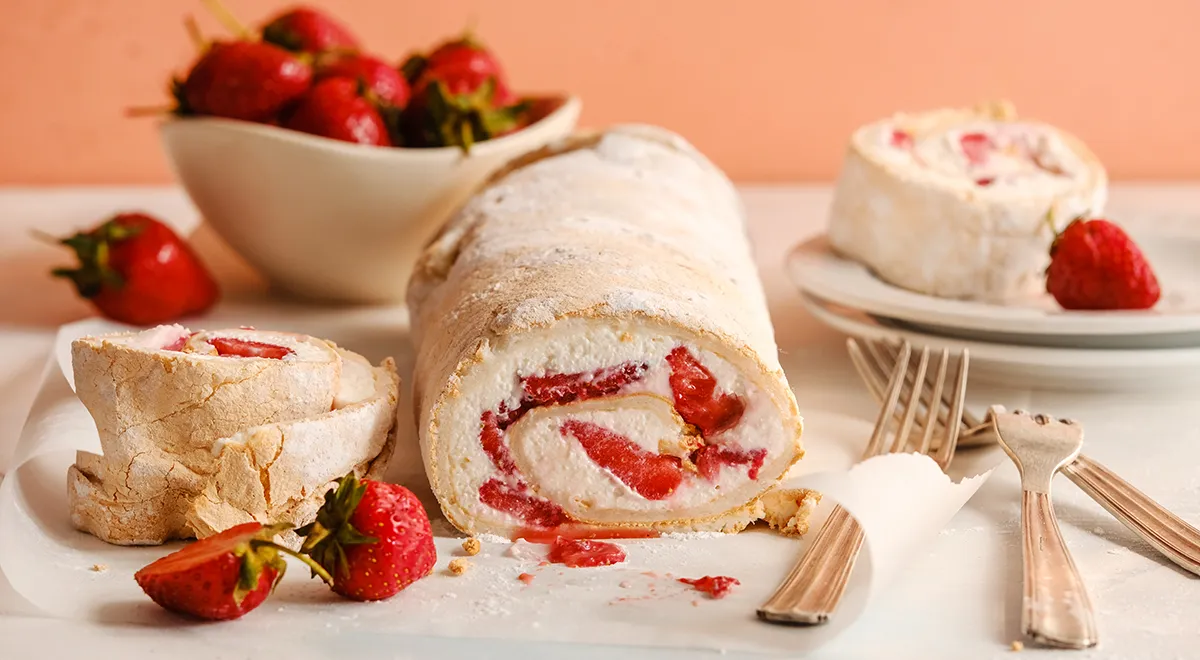 Рецепт меренгового рулета с клубникой