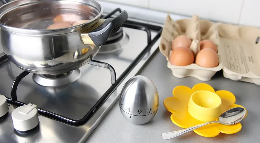 Яйцо в мешочек готовится 4–5 минут в кипящей воде