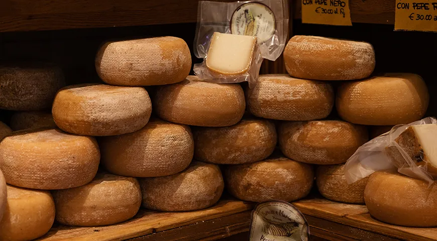 Объем производства Pecorino Romano DOP в Италии составляет около 39 000 тонн в год (данные 2025 года), из которых примерно 70% уходит на экспорт