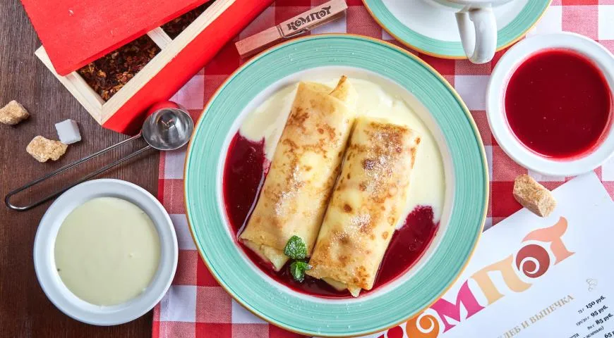 Блины с творогом в сливочном и малиновом соусе