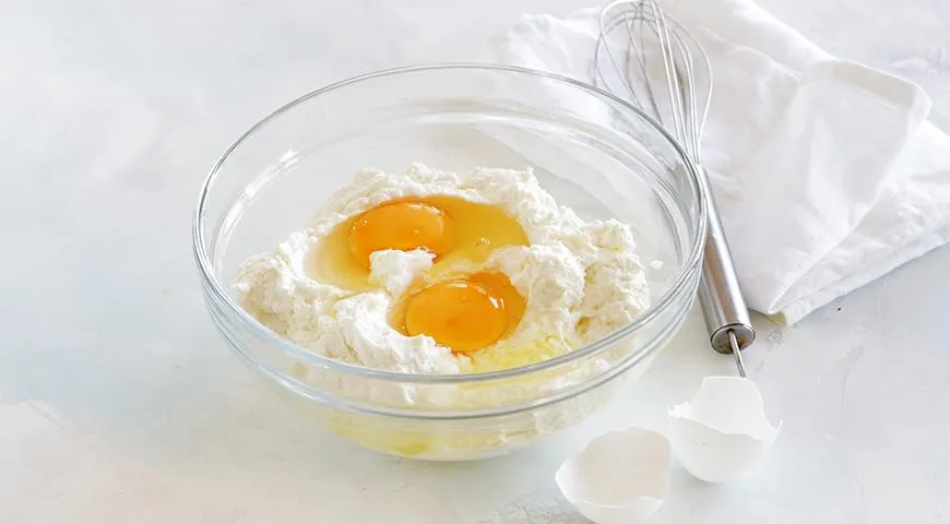 Яйцо – лучшее «связующее» для творога в ПП запеканке. Используйте яйца целиком или желтки в соответствии с собственной диетой