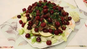 Салат из куриной печени и груши с маринованной вишней