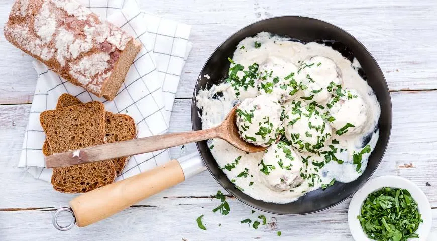 Биточки мясные в сметане