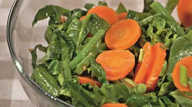 Салат из моркови и шпината