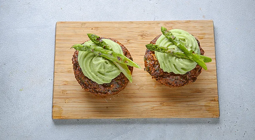 Закусочные маффины из киноа со шпинатом и миндалем