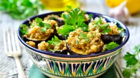 Как необычно приготовить баклажаны — эту грузинскую закуску с орехами и чесноком сложно не полюбить