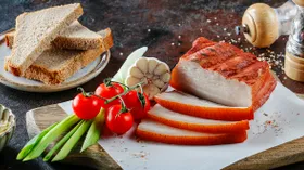 Копченая грудинка, варенная в луковой шелухе