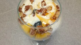 Десерт с манго и взбитыми сливками