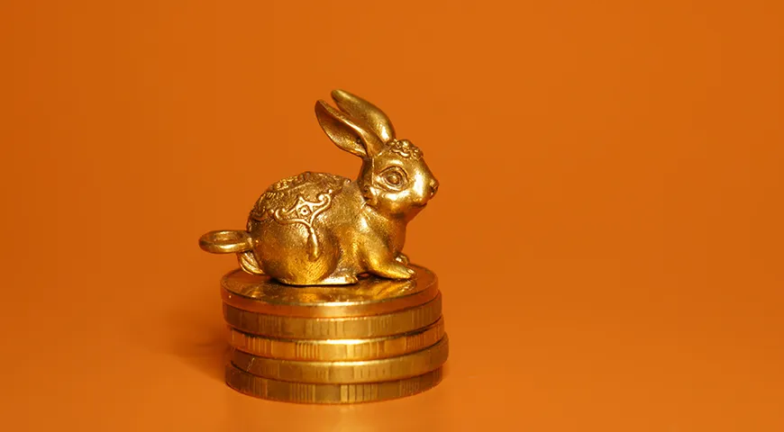 Кролик с монеткой в лапках или сидящий на монетках, станет хорошим подарком и принесет денежное благополучие