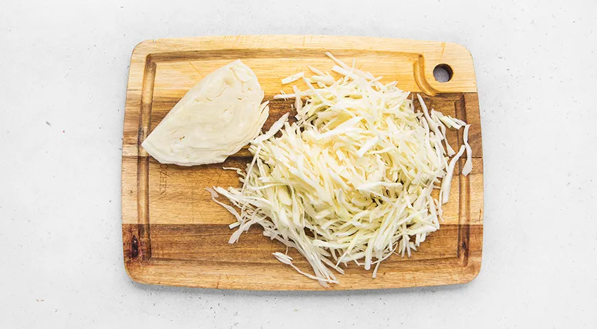 Салат с капустой, крабовыми палочками и колбасой