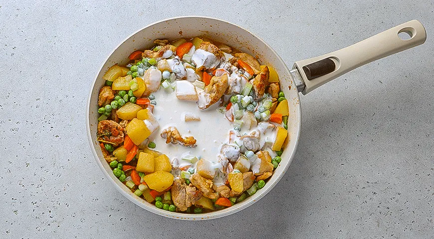 Сливочное рагу из курицы с овощами