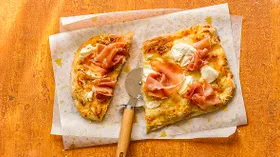 Римская пицца с прошутто и моцареллой