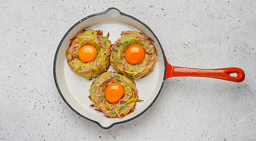 Картофельные гнезда с яйцом и колбасой