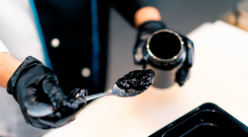 Консистенция свежих чернил каракатицы — тягучая, гладкая, без каких-либо комков или инородных включений