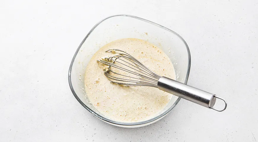 Творожная запеканка с изюмом на сковороде