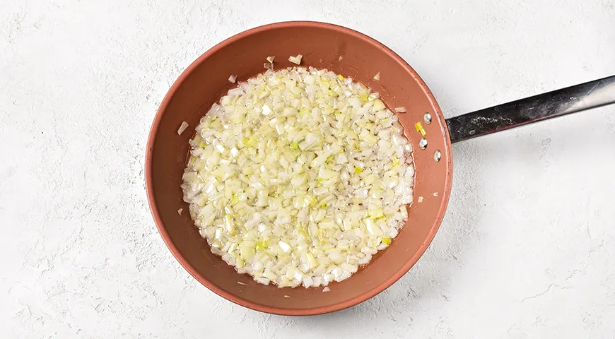 Жареная вермишель с сосисками