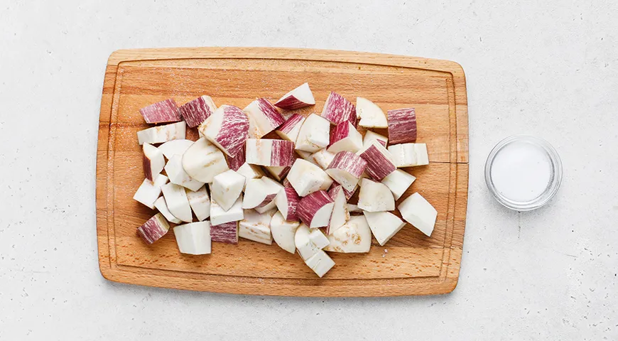 Теплый салат из огурцов, помидоров и баклажанов