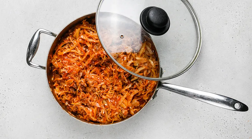 Капуста, тушённая с мясом по-домашнему