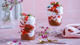 Десерт с мороженым, жареной клубникой и шоколадным соусом