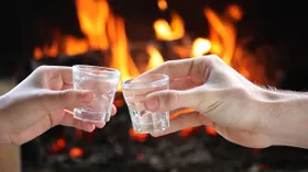 Горит ли водка на самом деле: как проверить крепкий алкоголь и зачем его поджигают