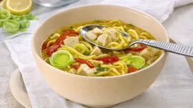 Лапша с карри, пореем и курицей