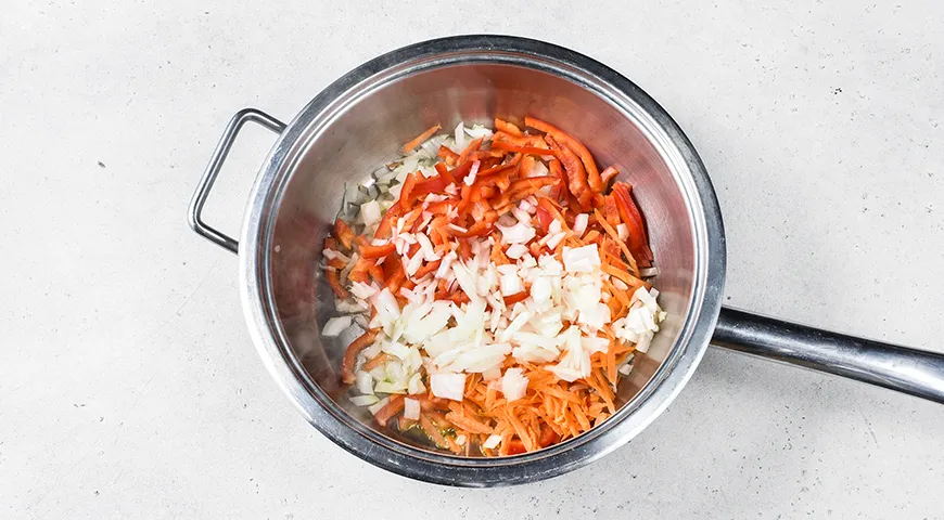 Голубцы овощные в морковном соусе