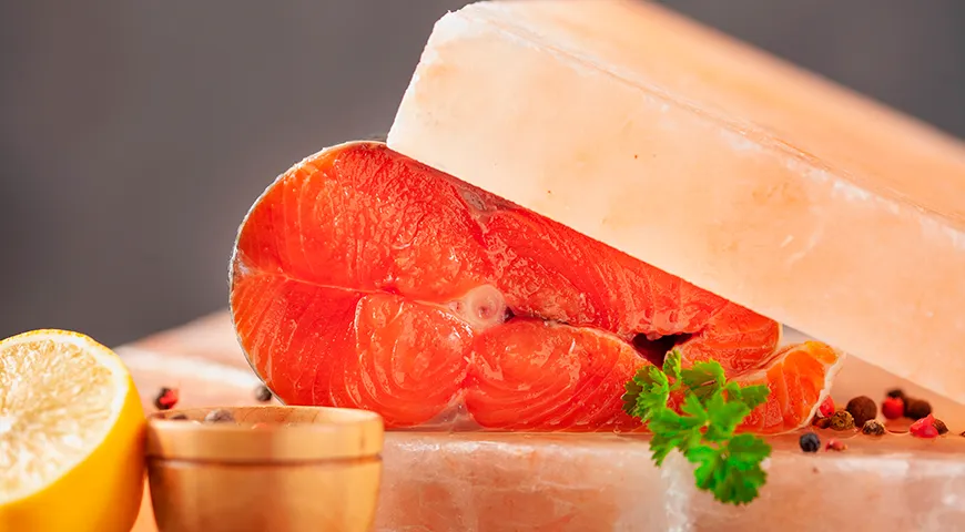 В США и Японии популярны соляные блоки из гималайской соли — на них запекают, например, рыбу