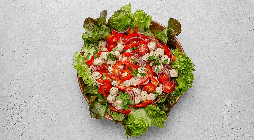 Салат с мини-пельменями и итальянской заправкой