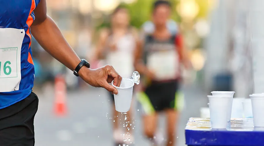 После забега или заезда обязательно пейте чистую воду или спортивные напитки без сахара