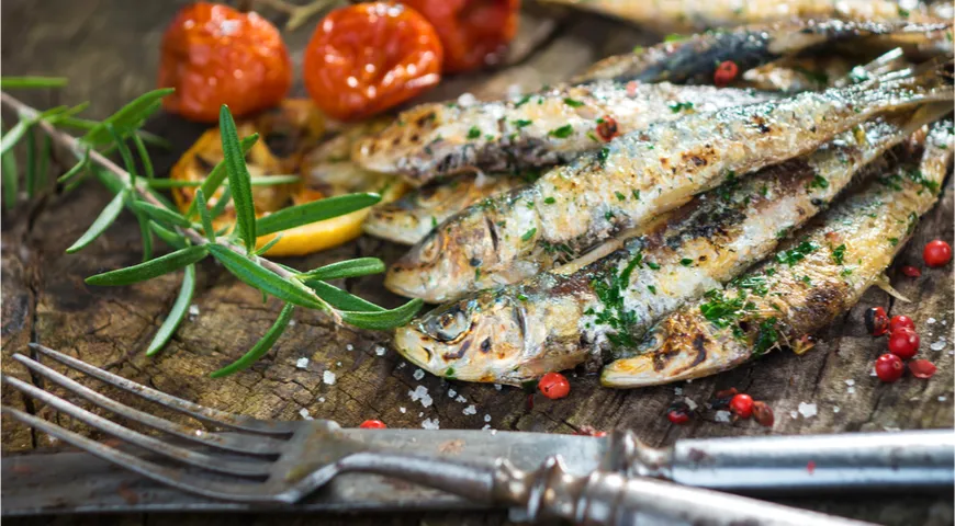 Жирная рыба способствует укреплению сосудов, уменьшает риски возникновения холестериновых бляшек и сердечно-сосудистых заболеваний