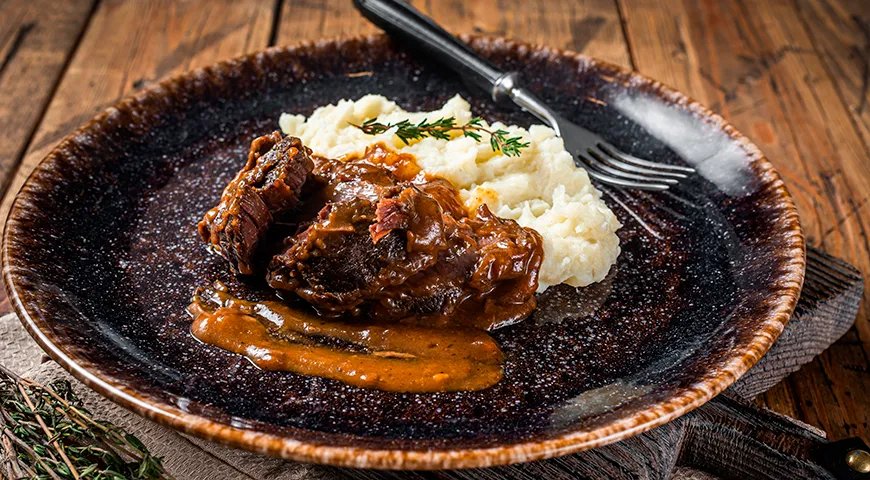 Тушеная говяжья щека с картофельным пюре